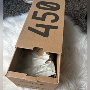 Empty Yeezy 450 shoebox